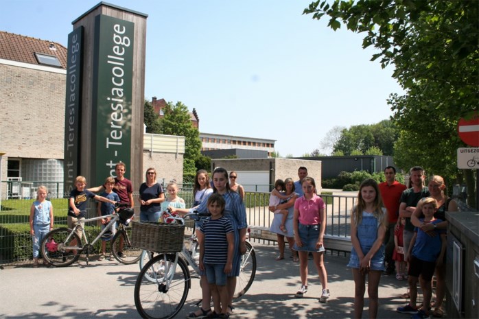 Ouders, school en stad zitten rond de tafel over plaatsgebre