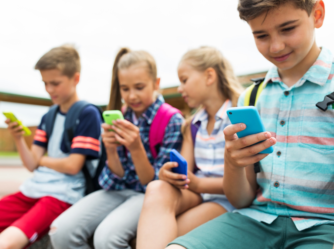 Kinderen gemiddeld op 9 jaar hun eigen smartphone, wanneer is jong 'te jong'? Het Nieuwsblad Mobile
