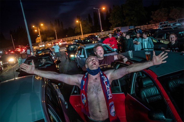 Voetbal vanuit de auto: Tsjechische supporters schuiven netjes aan voor drive-in