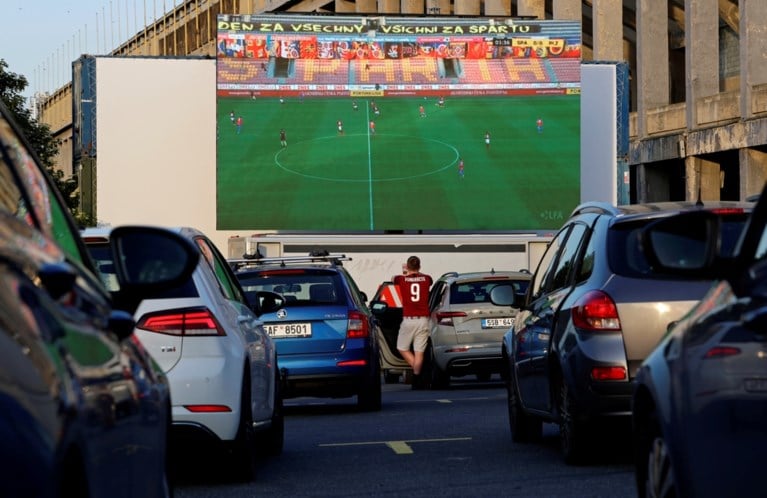 Voetbal vanuit de auto: Tsjechische supporters schuiven netjes aan voor drive-in
