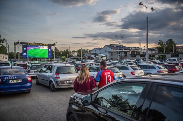 Voetbal vanuit de auto: Tsjechische supporters schuiven netjes aan voor drive-in