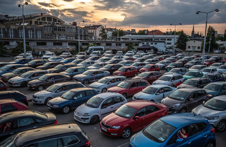 Voetbal vanuit de auto: Tsjechische supporters schuiven netjes aan voor drive-in