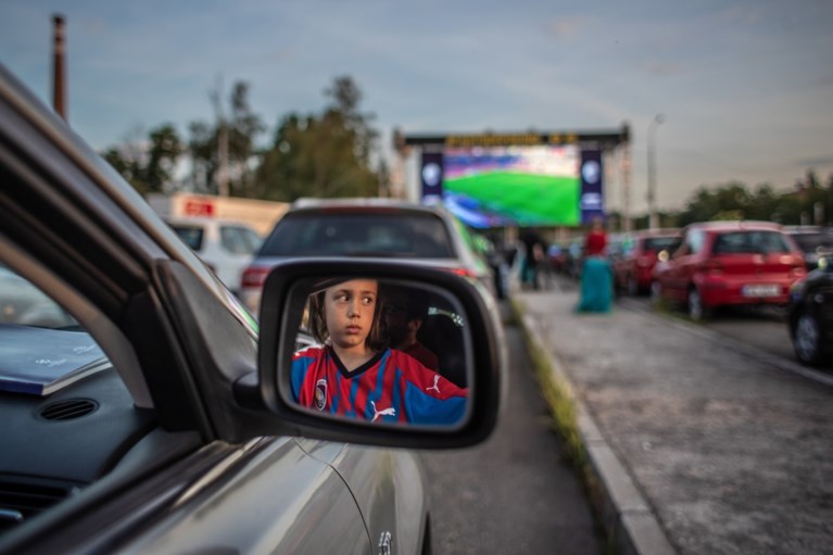 Voetbal vanuit de auto: Tsjechische supporters schuiven netjes aan voor drive-in
