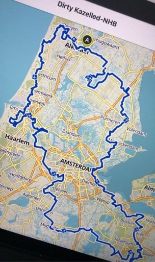 Wout van Aert rijdt een gravelrace van 324 (!) kilometer en neemt mee… een berg materiaal