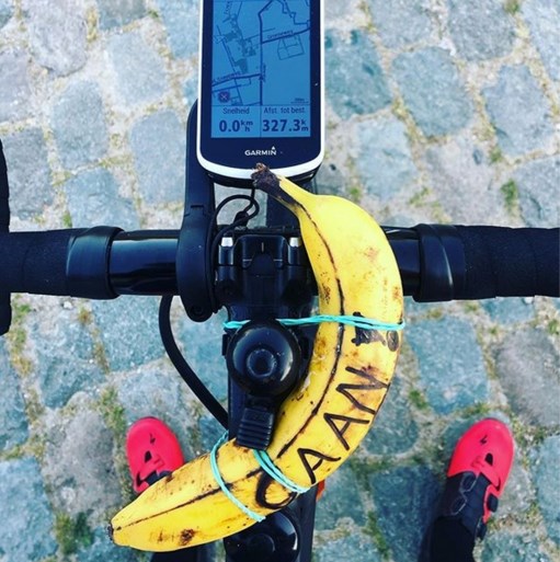 Wout van Aert rijdt een gravelrace van 324 (!) kilometer en neemt mee… een berg materiaal