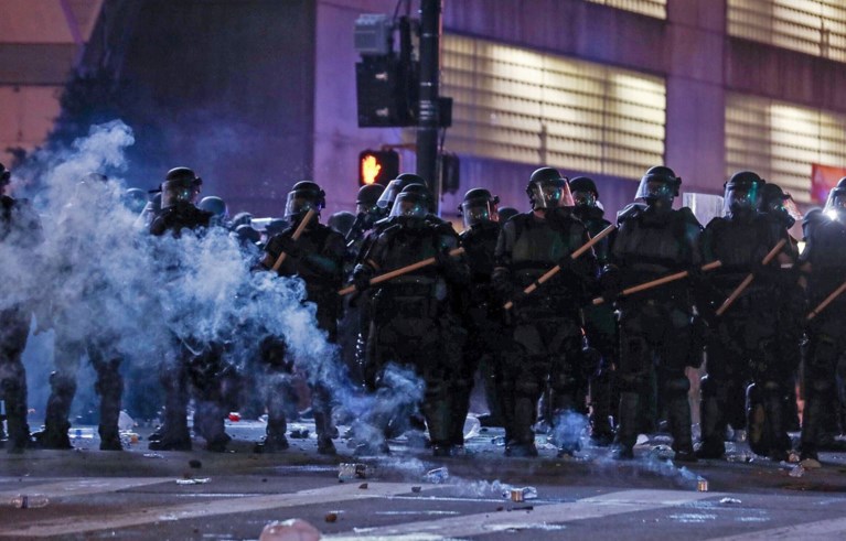Protest in Verenigde Staten loopt uit de hand: betoger doodgeschoten door onbekende, hoofdkwartier van CNN bestormd, Witte Huis tijdelijk in lockdown