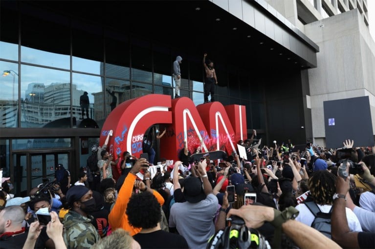 Protest in Verenigde Staten loopt uit de hand: betoger doodgeschoten door onbekende, hoofdkwartier van CNN bestormd, Witte Huis tijdelijk in lockdown