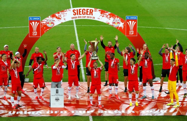 Een Huldiging Op Z N Coronas Salzburg Respecteert De Afstan