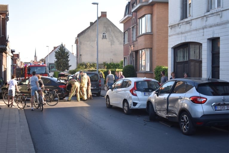 Twee gewonden nadat BMW tegen geparkeerde wagens en woning knalt in Izegem