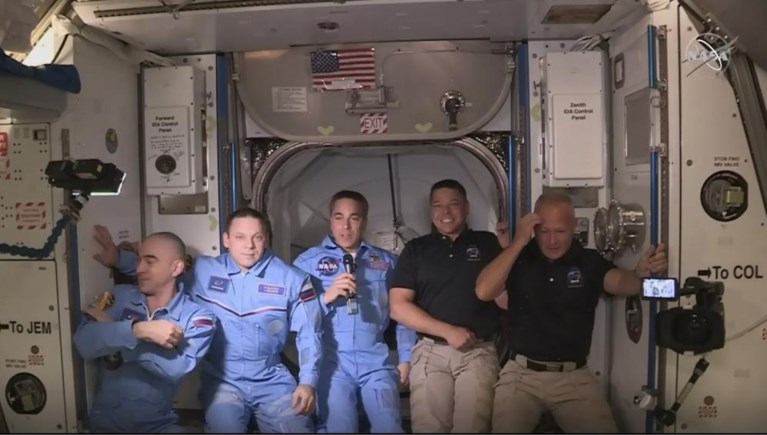 Astronauten van Crew Dragon ruimtestation ISS binnengegaan en verwelkomd door hun collega’s