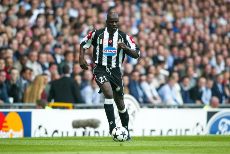 Samen tegen racisme: doelpuntenmakers Thuram en Sancho eren George Floyd in de Bundesliga