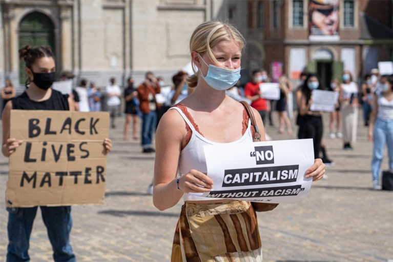 FOTO. Betogers kaarten politiegeweld aan op het Sint-Pietersplein
