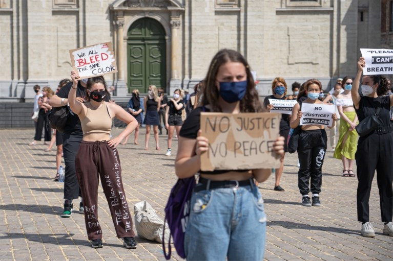 FOTO. Betogers kaarten politiegeweld aan op het Sint-Pietersplein