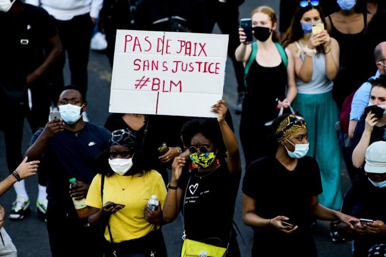 Verboden protest van 20.000 betogers in Parijs mondt uit in rellen