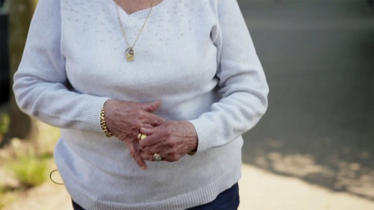 Man wil gouden ring stelen van 89-jarige vrouw