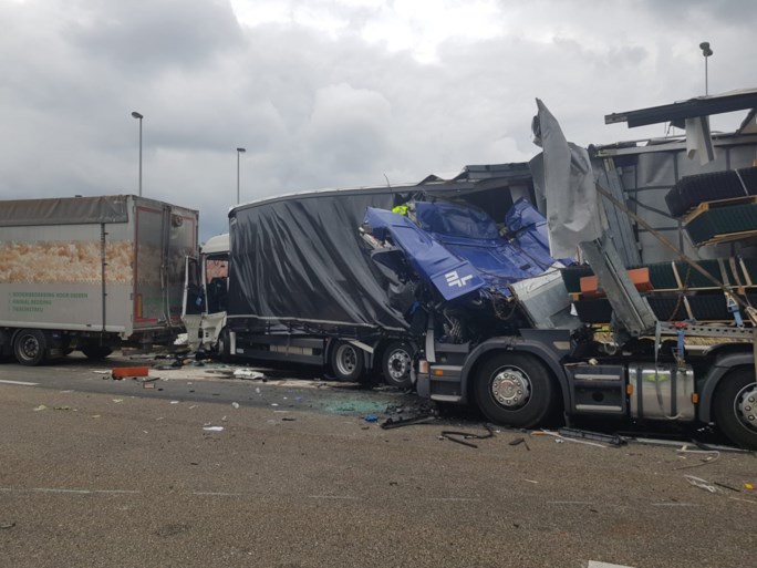 Zware hinder tijdens de ochtendspits: 37-jarige man overleden bij ongeval op E17, E313 richting Antwerpen muurvast