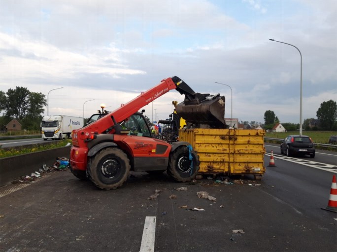 E40 richting de kust vrijgemaakt na ongeval met gekantelde vrachtwagen