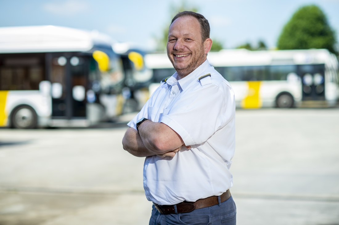 Eindig Norm Generaliseren Dirk is 47 jaar en is buschauffeur. Hoeveel zou hij verdienen? | Het  Nieuwsblad Mobile