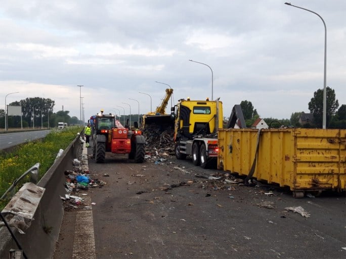 E40 richting de kust vrijgemaakt na ongeval met gekantelde vrachtwagen