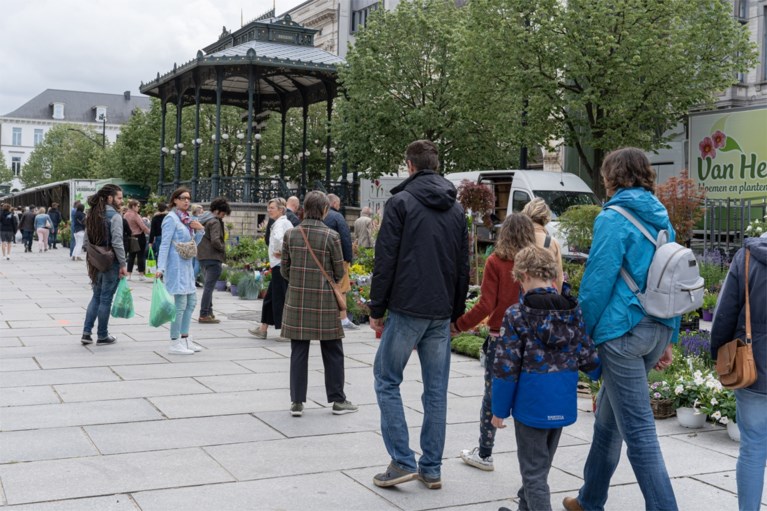 Eindelijk opnieuw bloemenmarkt op de Kouter: “Klanten zijn ons trouw gebleven”