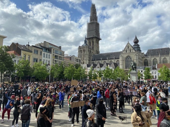 Wereldwijd betogingen tegen racisme, ook in Antwerpen: “Wie zich niet aan de coronamaatregelen hield, is aangesproken”