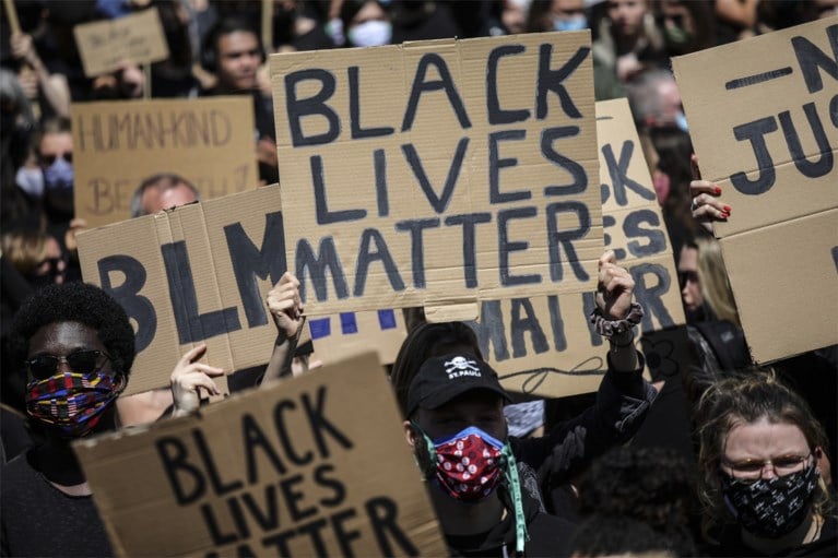 Wereldwijd betogingen tegen racisme, ook in Antwerpen: “Wie zich niet aan de coronamaatregelen hield, is aangesproken”