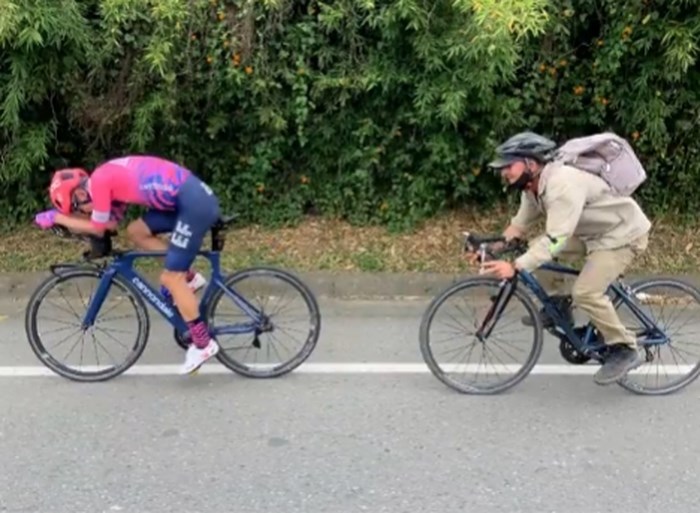 Landbouwer bijt zich vast in het wiel van Rigoberto Uran op zijn tijdritfiets: “Echt een concurrent!”