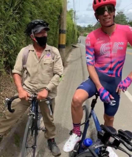 Landbouwer bijt zich vast in het wiel van Rigoberto Uran op zijn tijdritfiets: “Echt een concurrent!”