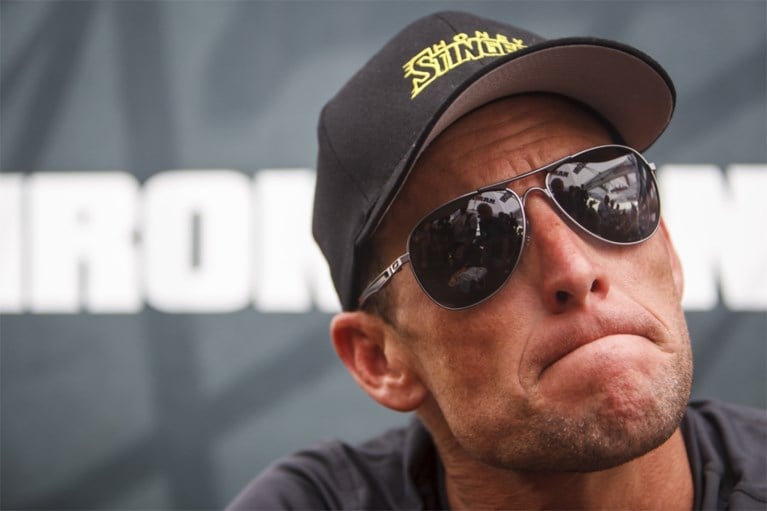Lance Armstrong noemt zijn rivaal Floyd Landis een “stuk stront”, maar die reageert opvallend rustig: “Ik weet wat hij heeft doorgemaakt”