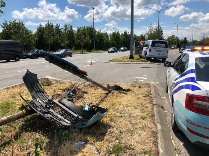 Duo op gestolen brommer gevat na achtervolging, combi botst tegen verkeersbord