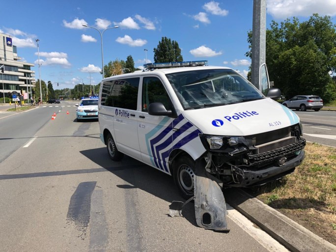 Duo op gestolen brommer gevat na achtervolging, combi botst tegen verkeersbord