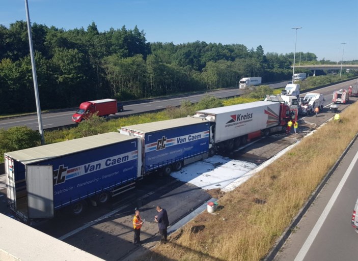 Nog maar eens ongeval in staart van file op E17 richting Gent: lijm op de snelweg, hinder zal mogelijk nog lang duren