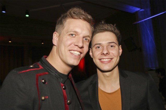 James Cooke stelt huwelijk uit 