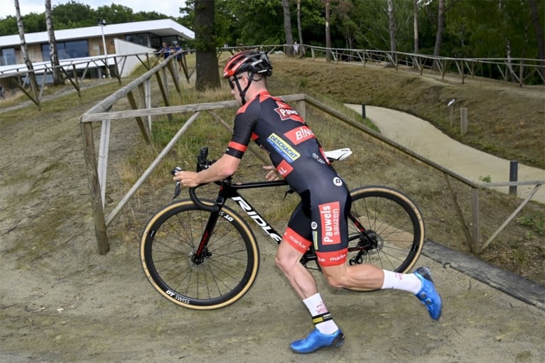 Voor échte cross is het nog even te vroeg, maar toppers in het veld leveren nu al strijd in ‘Slag om Balenberg’