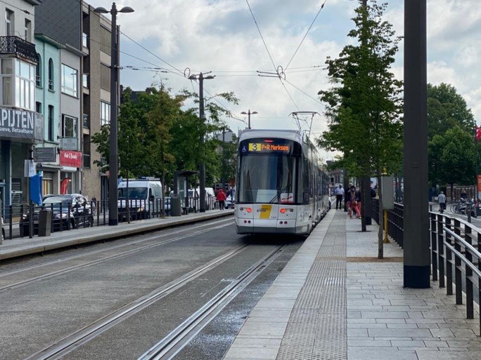 Vrachtwagen rijdt in flank van tram: geen gewonden