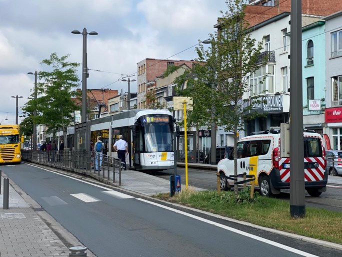 Vrachtwagen rijdt in flank van tram: geen gewonden
