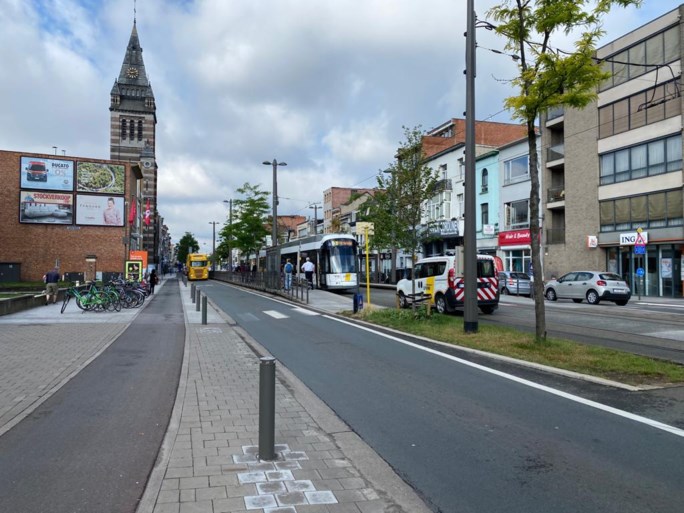 Vrachtwagen rijdt in flank van tram: geen gewonden