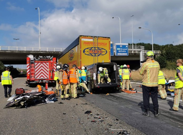 E17 richting Gent nog maar eens versperd na zwaar ongeval in staart file: bestuurder bestelwagen zwaargewond