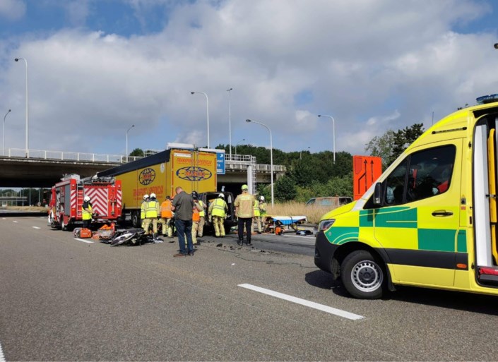 E17 richting Gent nog maar eens versperd na zwaar ongeval in staart file: bestuurder bestelwagen zwaargewond