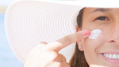 De Beste Zonnecreme Om Je Gezicht Mee In Te Smeren Het Nieuwsblad Mobile