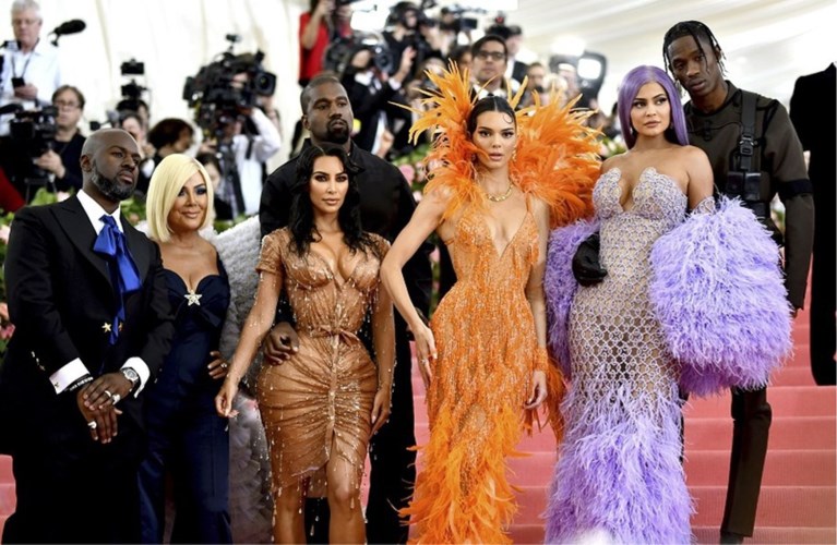 Kim Kardashian opnieuw onder vuur voor wespentaille