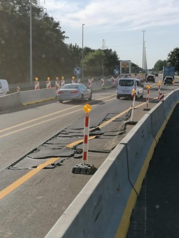Toplaag van tijdelijke rijstrook op E313 komt los: vannacht ... (Beringen) - Het Nieuwsblad