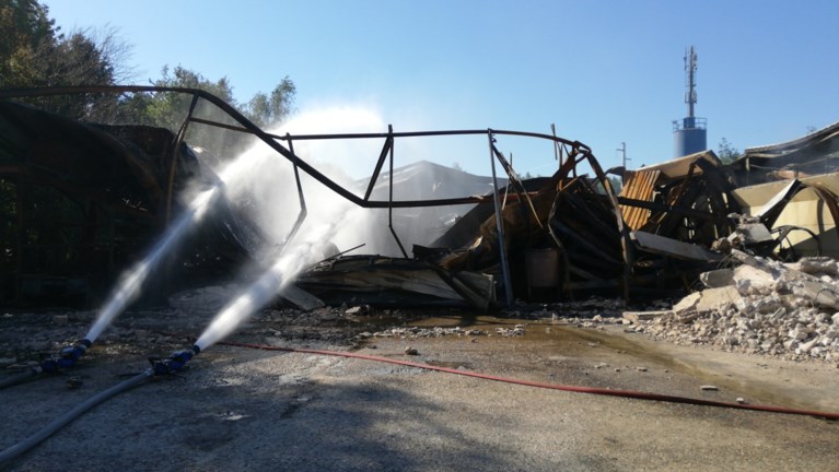Brandweer blijft nablussen na grote brand bij Gebo