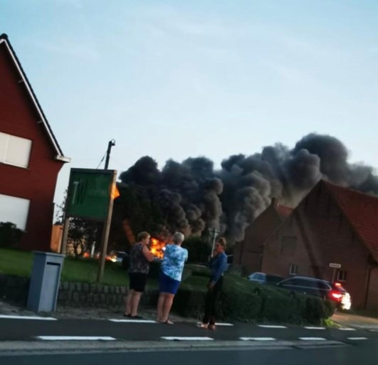 Brandweer blijft nablussen na grote brand bij Gebo