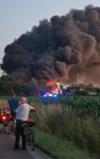 Brandweer blijft nablussen na grote brand bij Gebo