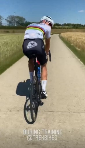 Thibau Nys lacht met oververhitte vader Sven op Instagram: “Hij traint zo graag met mij...”