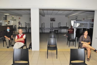 Slechts vier trouwe toehoorders volgen eerste publieke raadszitting in zaal Den Berg