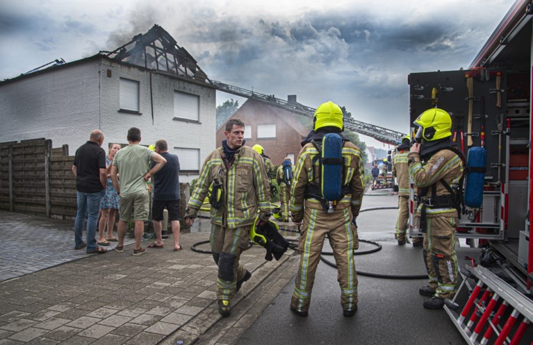 Blikseminslag zet dak in lichterlaaie