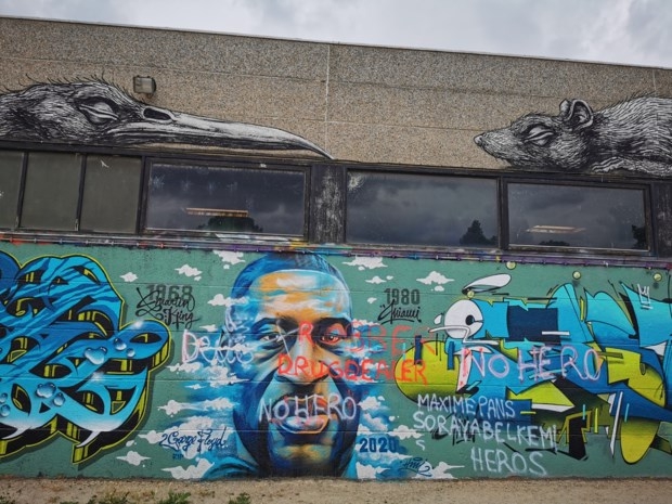 Graffitikunstwerk ter ere van George Floyd beklad