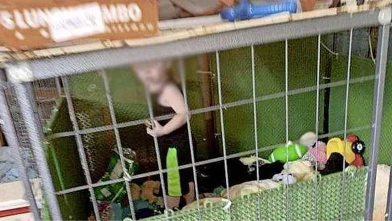 Politie haalt kind (1,5) weg dat door ouders opgesloten was in hondenhok en neemt honderden dieren in beslag